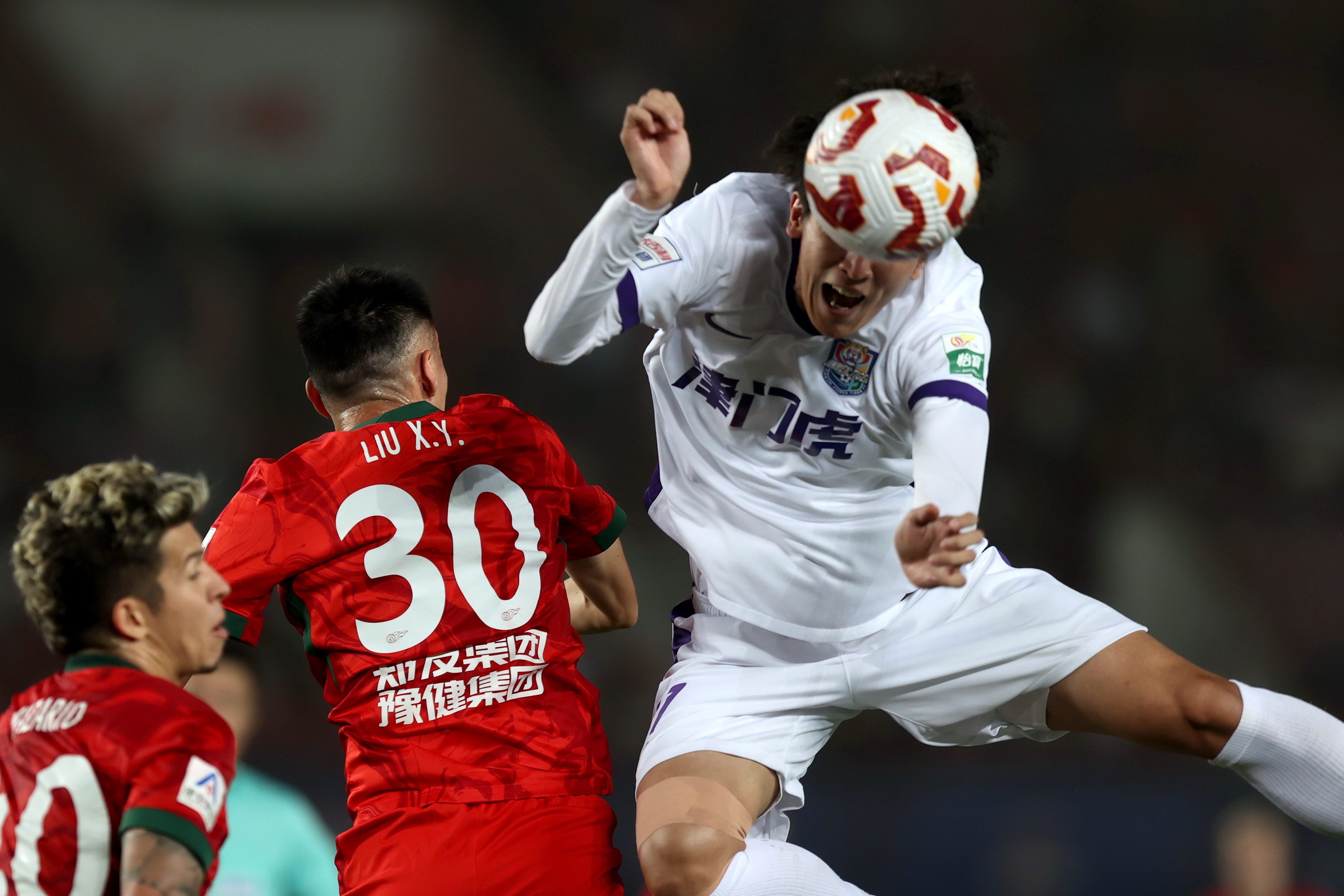 开云平台-关键时刻广州队备战中超；更衣室发声细节曝光；悬念犹存；年轻球员得到机会的简单介绍